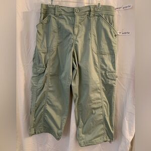 Style & Co. size 12 Khaki green CARGO capris with rushing gathers on legs.